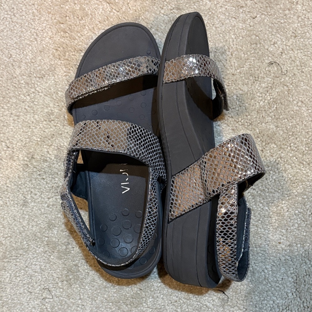 Vionic “Bolina” Slip on Sandals in Grey Metallic Snake-Print Velcro Close-Size 9